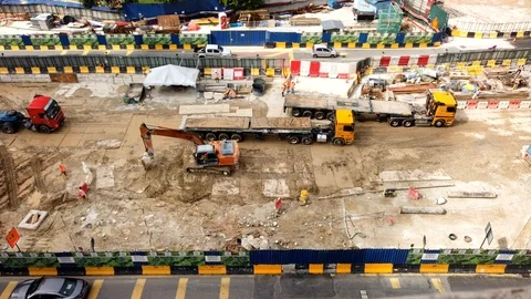 The excavator is loading the iron plate onto a long trailer Stock Footage 108133299
