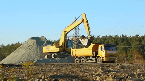 Excavator loading the lorry-track 库存影片 86927135