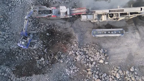 Excavator Loading Rocks into Crusher in Finland Vídeos de archivo 343455544
