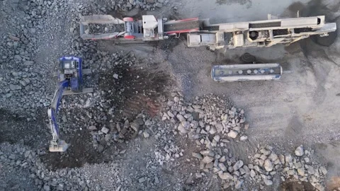 Excavator Loading Rocks into Crusher in Finland Vídeos de archivo 346086857