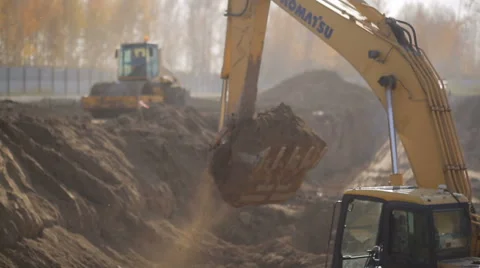 Excavator loading sand into a truck Video stock 63170055
