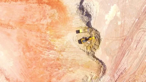 Excavator loading a truck. Vídeo Stock 76729491