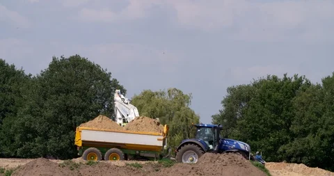 Excavator loading yellow earth into tractor and trailer Vídeo Stock 109550767