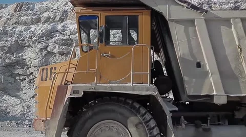 Excavator loads ore into dump-trucks. Vídeo Stock 63545637
