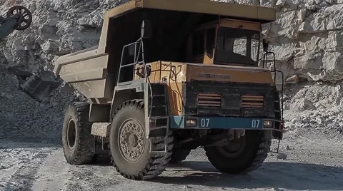 Excavator loads ore into dump-trucks. Vídeo Stock 63545707