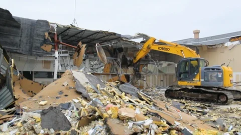 Excavator machine systematically demolishing building 스톡 동영상 114926865