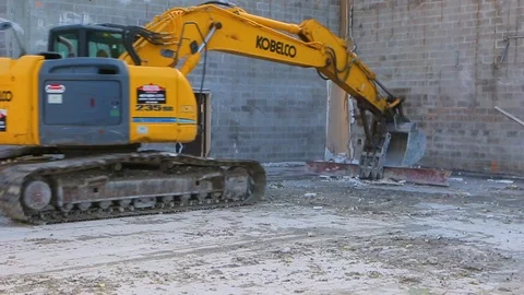 Excavator machine using I beam to clean after building demolition 스톡 동영상 114926831