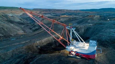 Excavator open pit coal mining night lights Foto stock