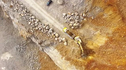 Excavator in the opencast mine Video stock 55610331