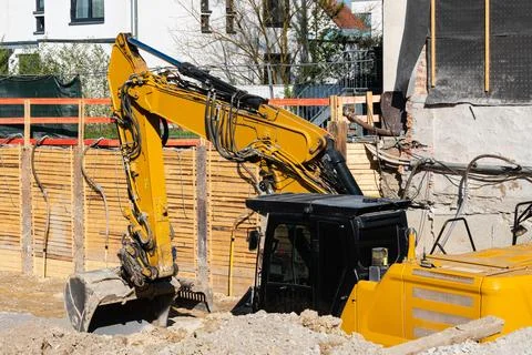 Excavator operating on construction site during daylight hours Stock-Fotos