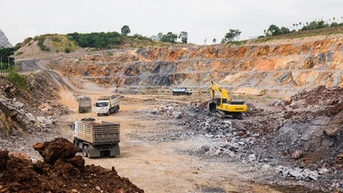 Excavator operating in a rock quarry 스톡 동영상 115487003