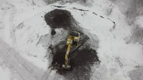 Excavator operating in the snow Video stock 255853639