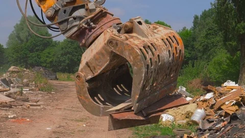 Excavator operation process, breaks the building and removes construction debris Vídeo Stock 81017180