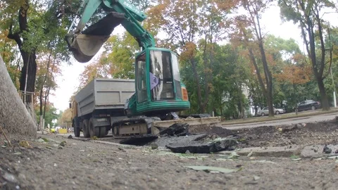 Excavator raises the asphalt - timelaps Video stock 79154159