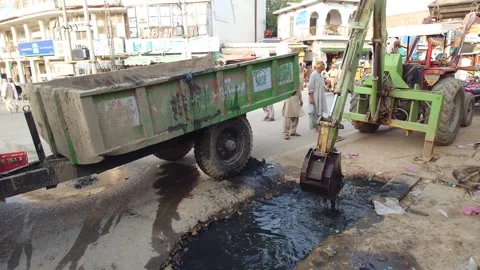 Excavator Removing Blockage From Drainage Sewer In Khushab, Pakistan 3 Sep 2026 Vídeo Stock 344603166