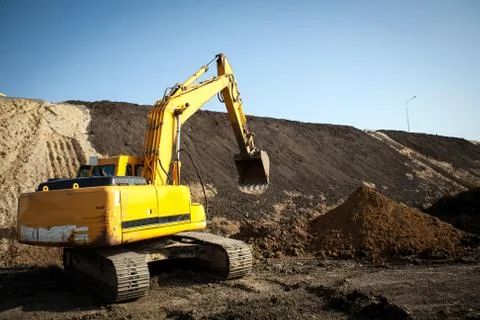 Excavator at sandpit during earthmoving works Foto stock