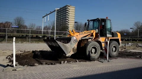 Excavator taking out bricks Video stock 62197983