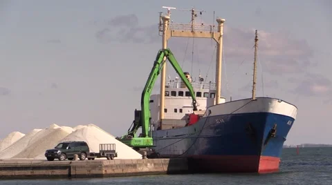 Excavator unloading mineral material from coaster with clamshell grab 스톡 동영상 48921594