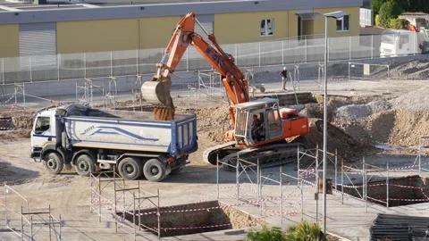 Excavator at work on a construction site Vidéo 137116827
