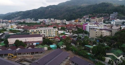Excavator working a cleared plot among hillside villas Vídeo Stock 71299392