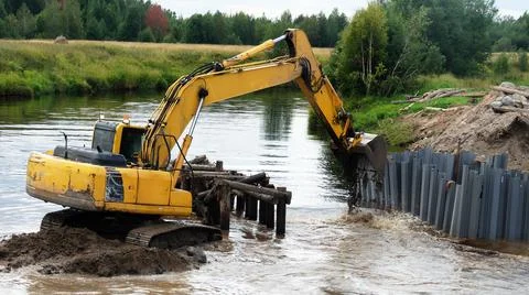 Excavator working in the river Stock-Fotos