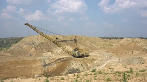 The excavator works in a quarry Vídeo Stock 65783376