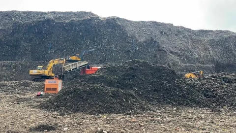 Excavators and a grinder, processing garbage at a massive solid waste landfill 스톡 동영상 336942721