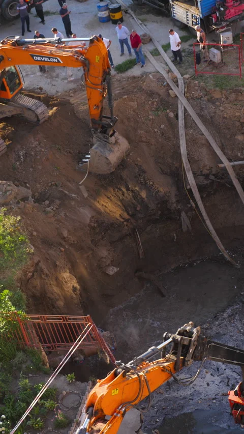 Excavators digging deep pit at sewer collector accident site in Novosibirsk Vídeo Stock 346664483
