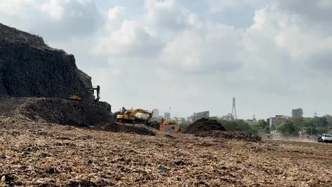 Excavators working on a massive mountain of garbage 4K video Vídeo Stock 336942714