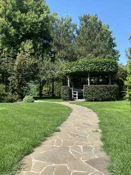 An excellent landscape solution includes an artificial pond and a pergola w.. 库存照片