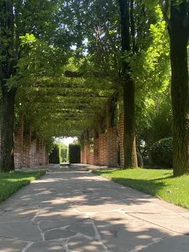 An excellent landscape solution includes an artificial pond and a pergola w.. 스톡 사진