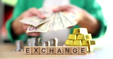 Exchanging gold for dollar bills closeup 4k movie slow motion Vídeos de archivo 217435568