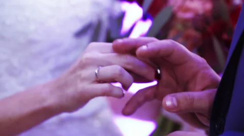 Exchanging of wedding rings Vídeos de archivo 58317050
