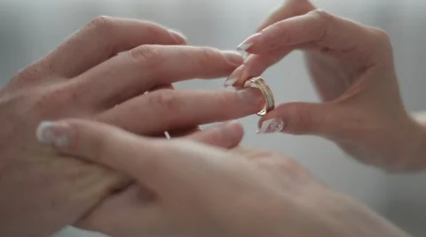 Exchanging wedding rings 库存影片 60124014