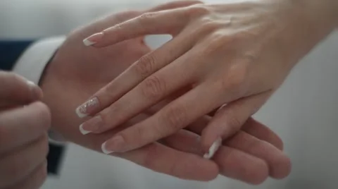 Exchanging wedding rings Video stock 60124138
