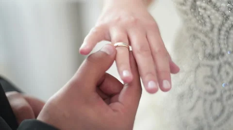 Exchanging wedding rings Видео 60942634
