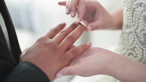 Exchanging wedding rings Vidéo 60942687