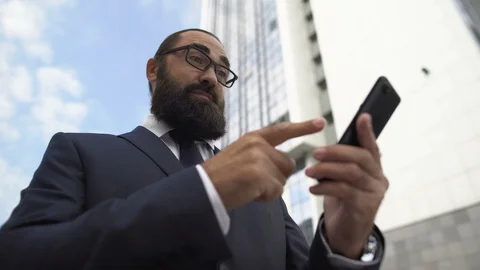 Excited businessman using mobile app on gadget and making success sign, winner Vídeo Stock 117371081