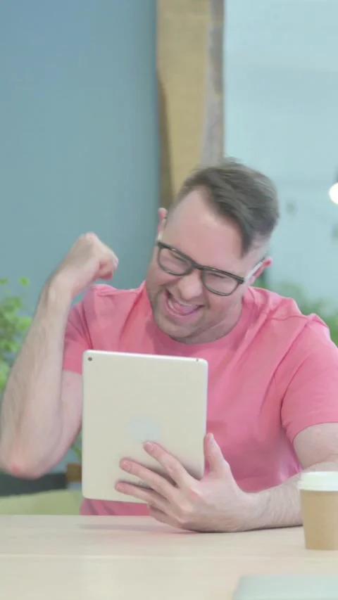 Excited Creative Old Man Cheering Win on Digital Tablet, vertical video Vídeos de archivo 329106391