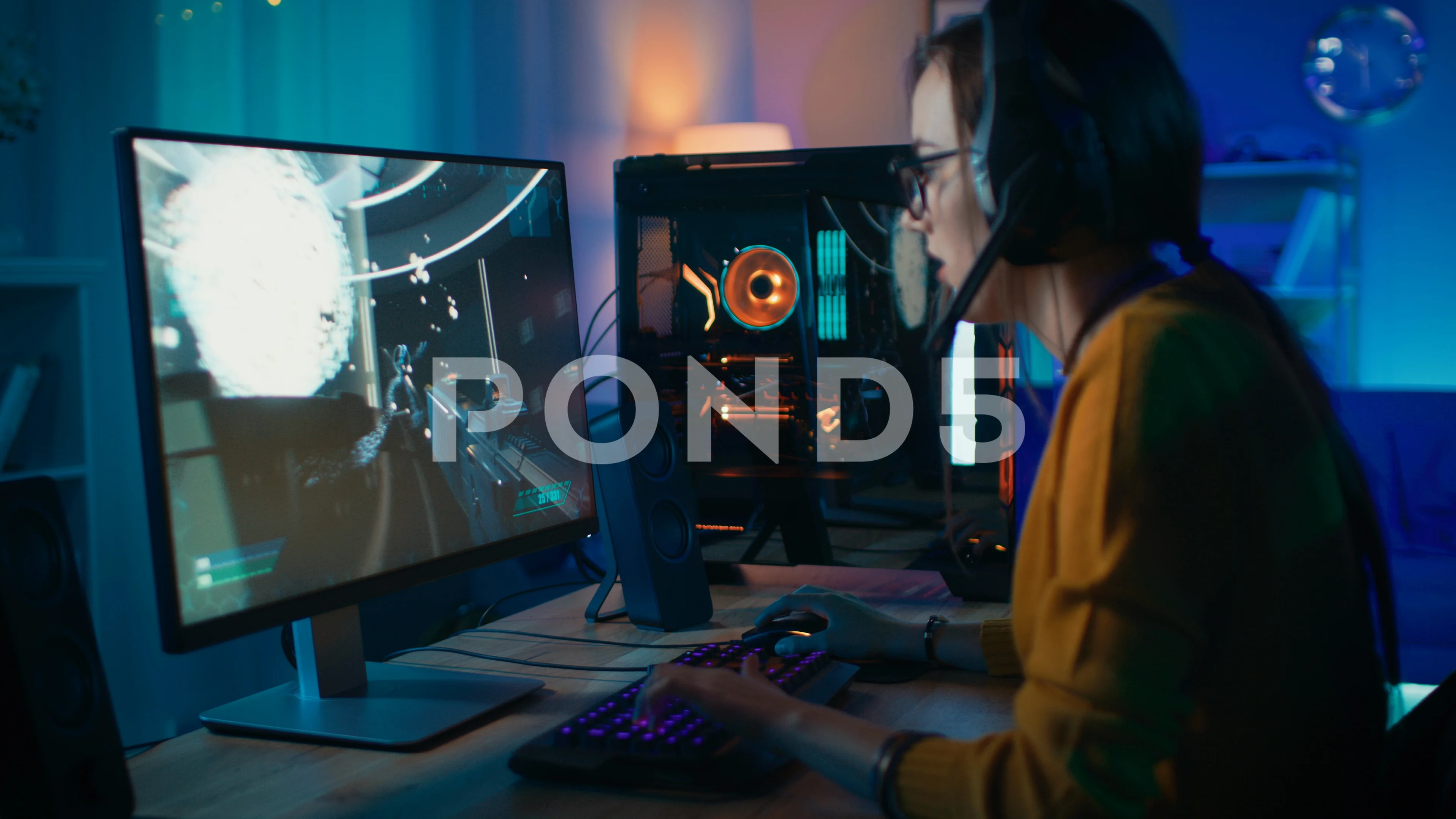 Jovem Mulher Usando Headphones De Jogos Pretende Fazer Jogar Jogos De  Transmissão Ao Vivo On-line Em Casa, Happy Gamer Empreitada Joga Torneio De  Jogos De Vídeo Online Com Luzes De Néon De