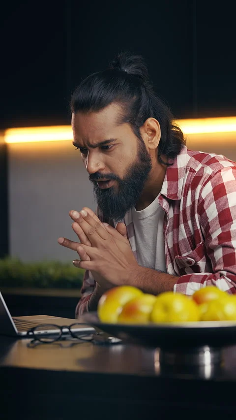 Excited Indian developer reading email on laptop, celebrating good news success Stockbeeldmateriaal 316838198