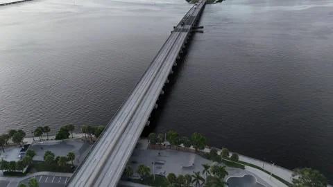 Exciting aerial intro to Manatee River and Bradenton, Florida fly up from the Vídeos de archivo 316734434