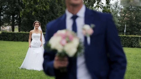 An exciting groom is waiting for the bride. Vidéo 106008098