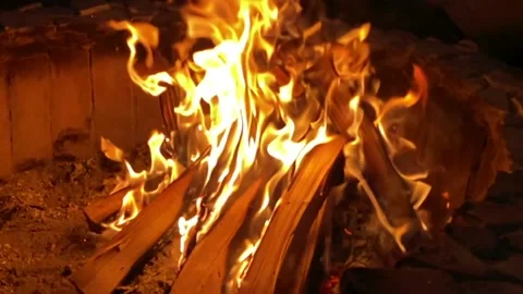 Exciting video of a large blazing bonfire with sparks and particles 库存影片 145322437