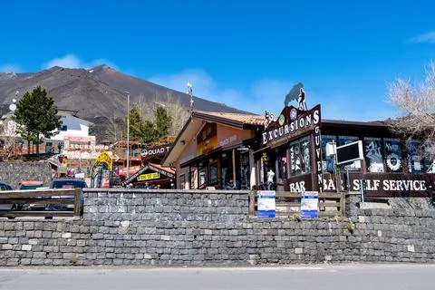 Excursion Base Camp and Shops at Mount Etna 库存照片