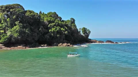 Excursion boat exploring beautiful tropical paradise cove on turquoise water Video stock 154333622