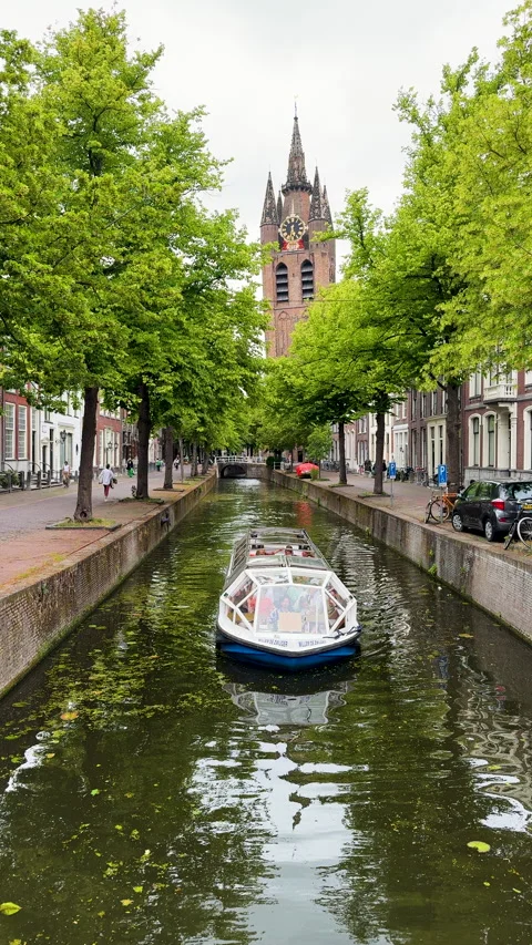 Excursion boat Floating Through the Canals of Delft Video stock 312552232