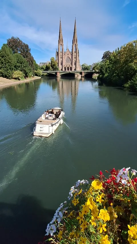 Excursion boat on the Ill and St. Paul's Church. Video stock 346045289