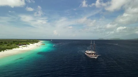 Excursion Boat at Klein Bonaire-19 스톡 동영상 323095194