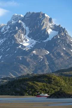 Excursion boat on Lago Grey, Torres del Paine National Park, Parque Nacional Fotos Stock